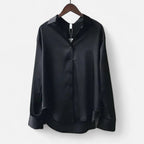 Satinbluse mit Knopfleiste und klassischem Kragen