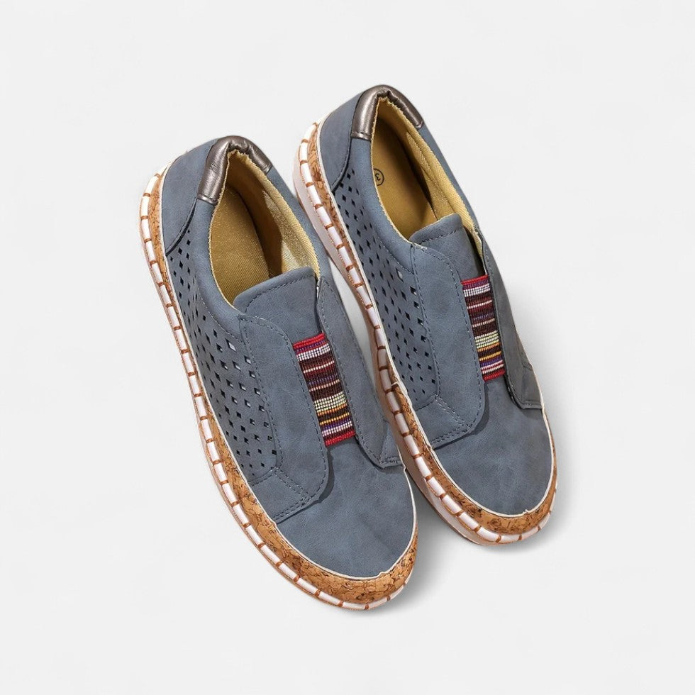 Slip On Sneaker mit Lochmuster und Bastdetails