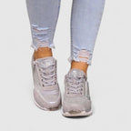 Sneaker mit seitlichem Reißverschluss und Glanzdetails