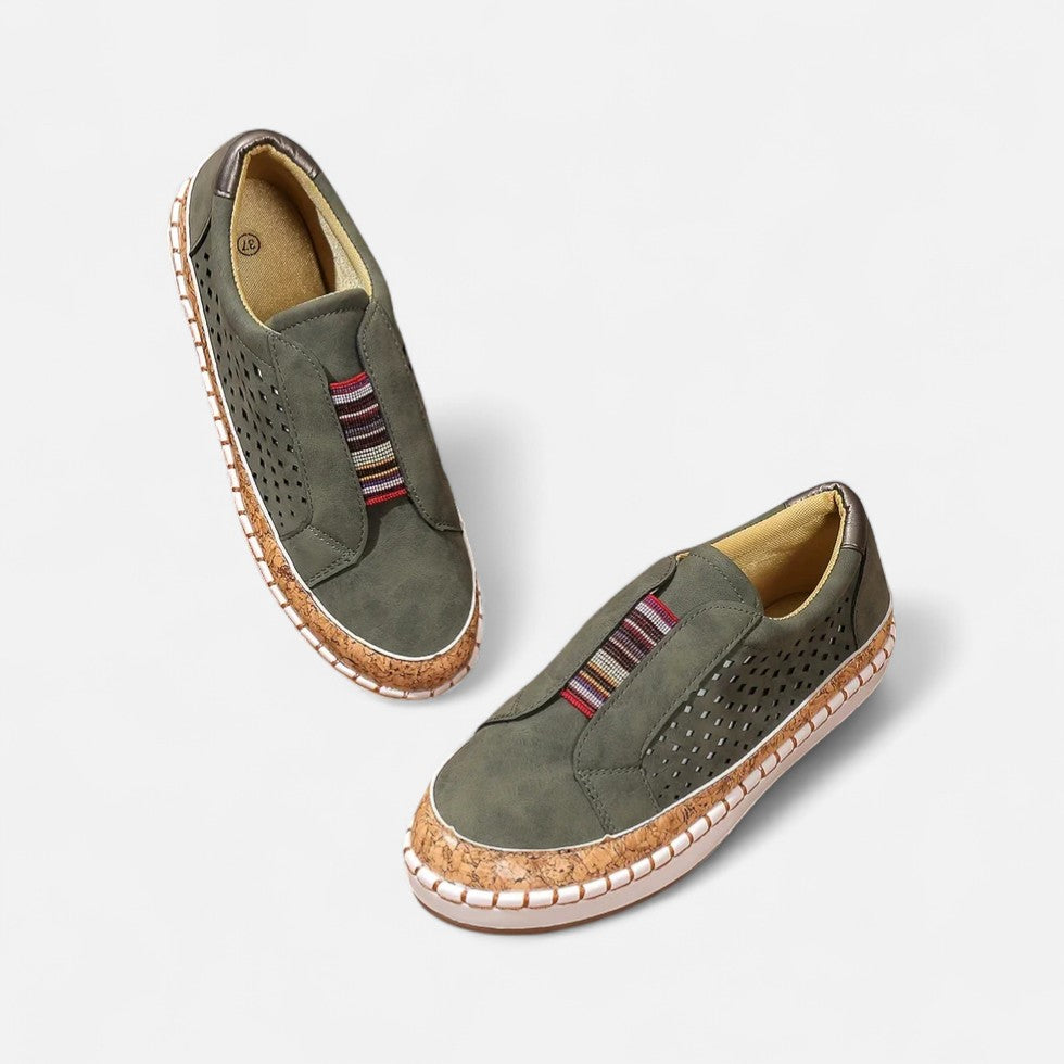 Slip On Sneaker mit Lochmuster und Bastdetails