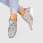 Sneaker mit seitlichem Reißverschluss und Glanzdetails