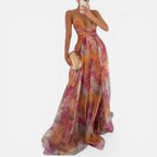 Maxikjole med spaghettistropper og flydende snit
