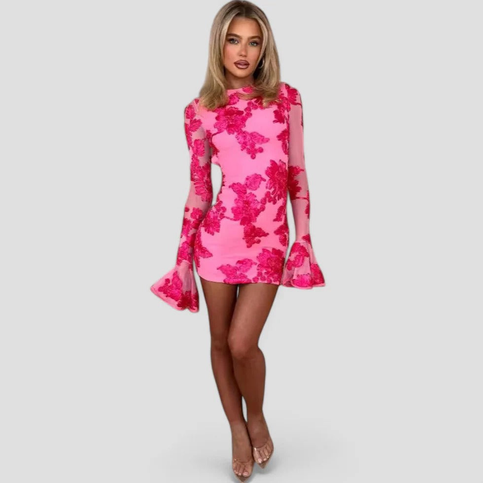Elegant minikjole i blomstret mesh med trompetærmer i forårsstil