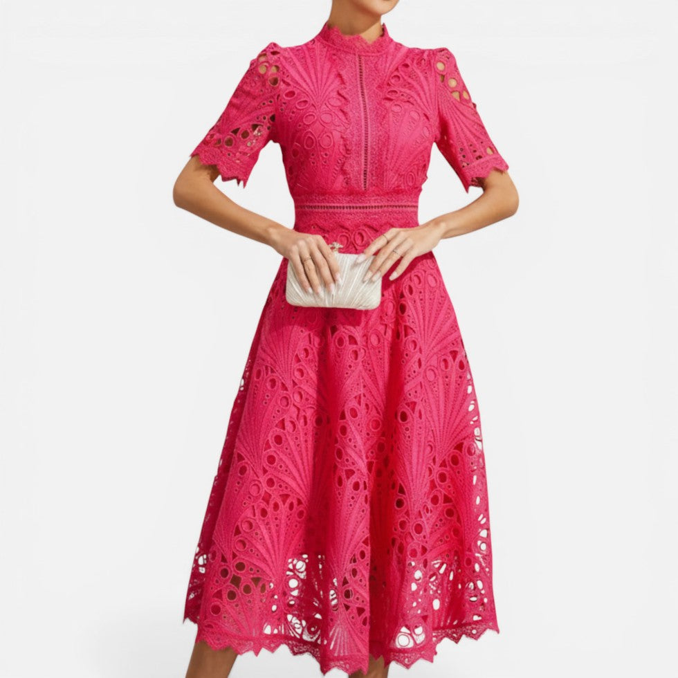 Dame-midikjole med broderi anglaise og korte ærmer
