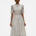 Dame-midikjole med broderi anglaise og korte ærmer