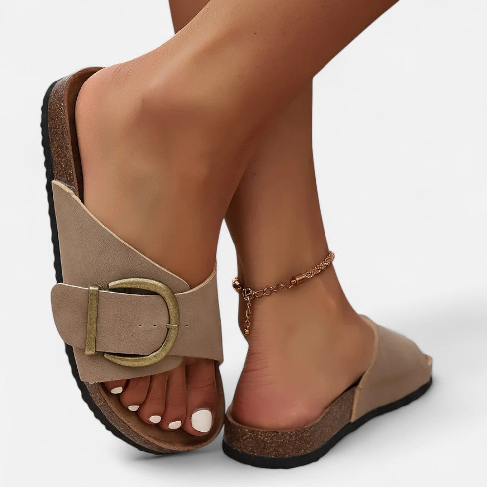 Flat sandals with large buckle for women