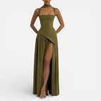 Langes Kleid mit asymmetrischem Oberteil und Schlitz