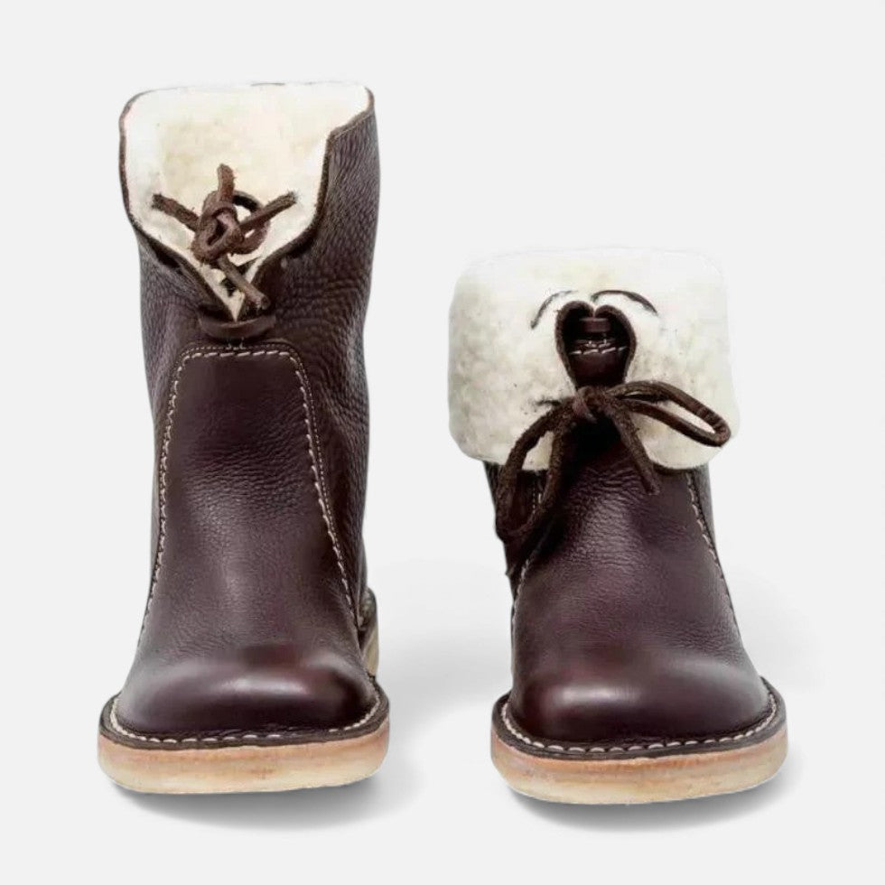 Lined women's boots with lacing and cuff