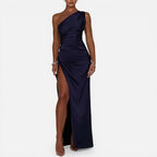 Maxikjole med one-shoulder design og høj slids