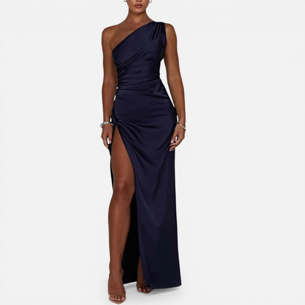 Maxikjole med one-shoulder design og høj slids