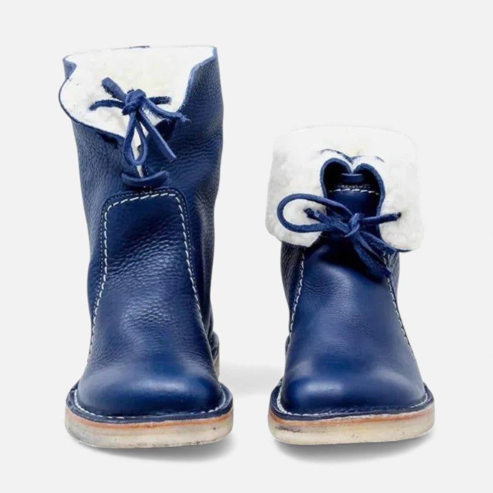 Lined women's boots with lacing and cuff