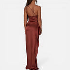 Maxikjole med one-shoulder design og høj slids