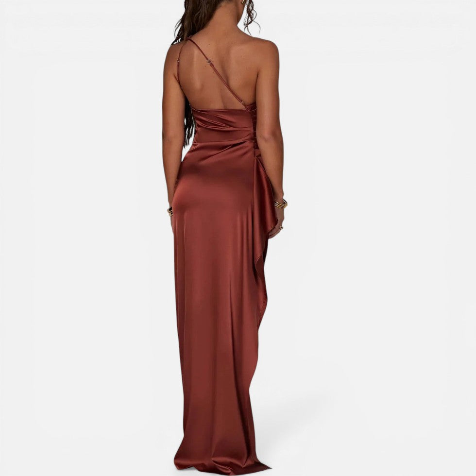 Maxikjole med one-shoulder design og høj slids