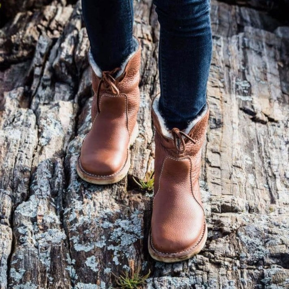 Gefütterte Damenstiefel mit Schnürung und Umschlag