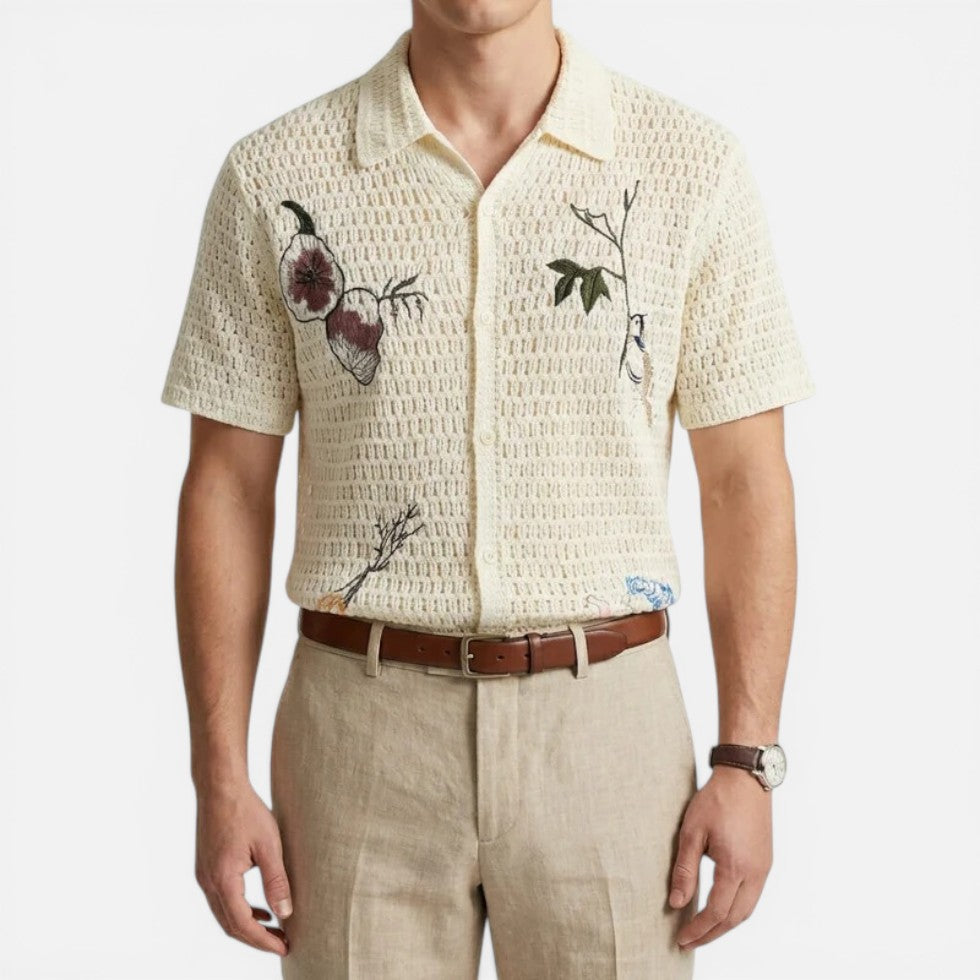 Hæklet T-shirt til mænd med broderi og knaplukning