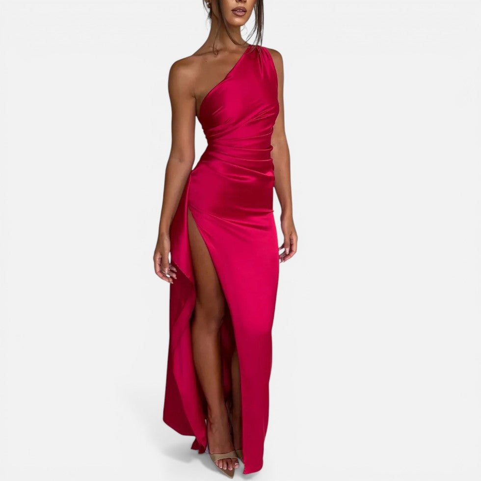 Maxikjole med one-shoulder design og høj slids