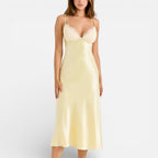 Satiniertes Midikleid mit Spitzenbesatz und Spaghettiträgern