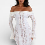 Ventekjole med off shoulder-snit og lange blondeærmer