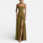 Langes Kleid mit asymmetrischem Oberteil und Schlitz