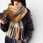 Women's scarf with check pattern and fringes