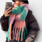 Women's scarf with check pattern and fringes