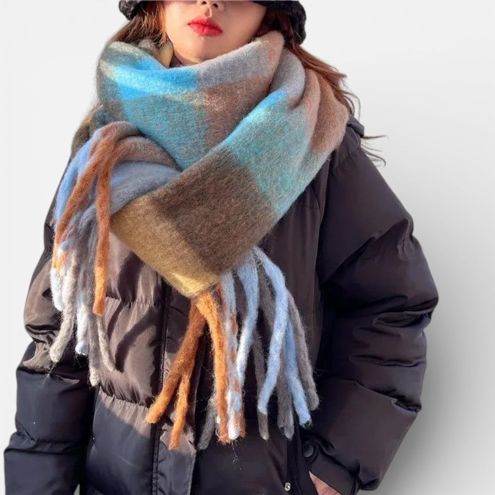 Women's scarf with check pattern and fringes