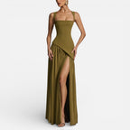 Langes Kleid mit asymmetrischem Oberteil und Schlitz