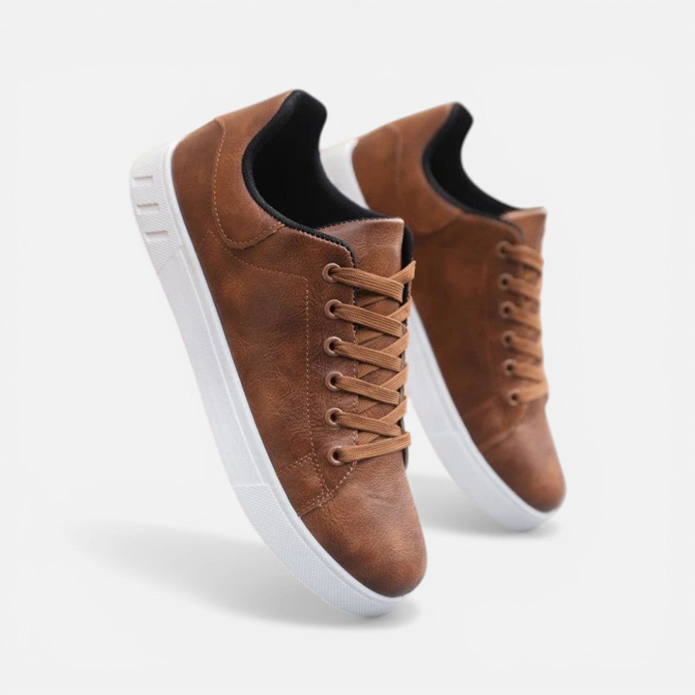 Herresneakers med snørebånd og glat overflade