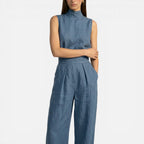 Ærmeløs jumpsuit med vide ben og høj krave