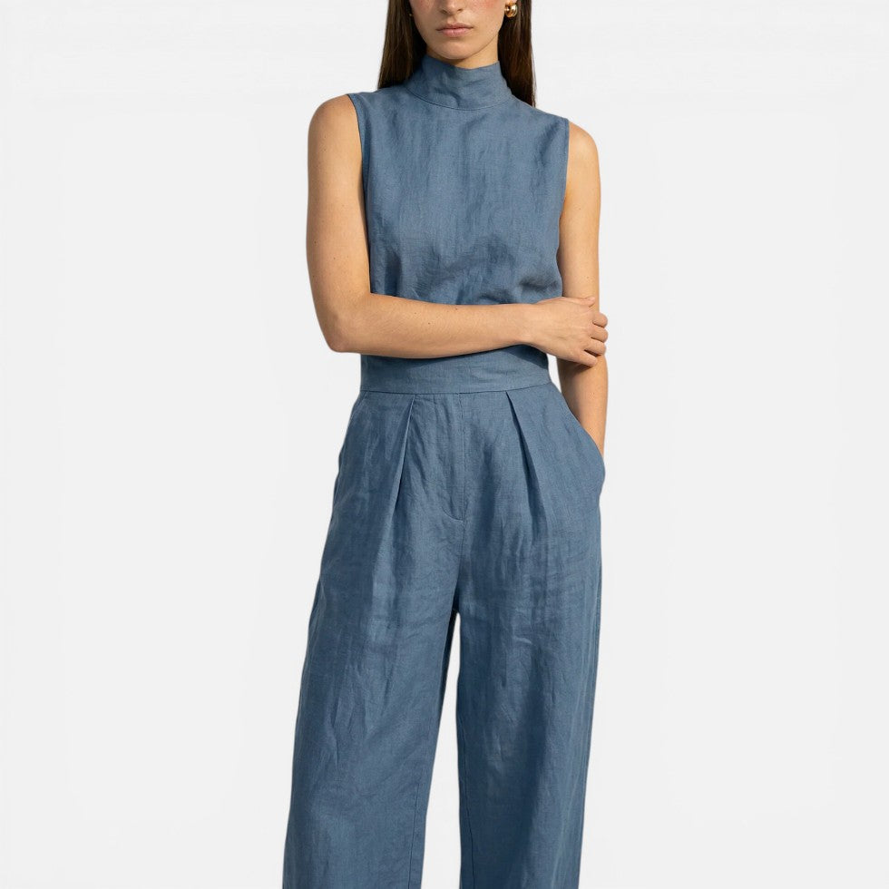 Ærmeløs jumpsuit med vide ben og høj krave