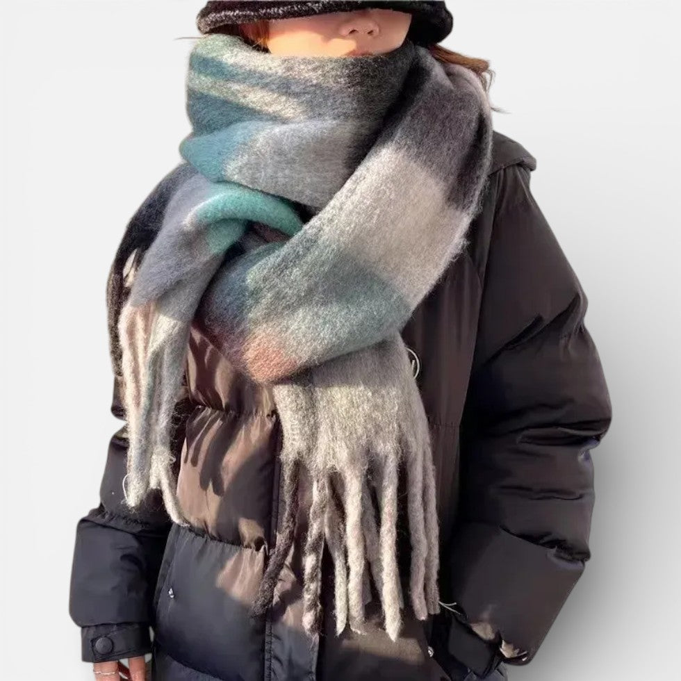 Women's scarf with check pattern and fringes