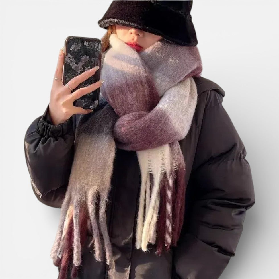 Women's scarf with check pattern and fringes