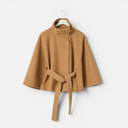 Cape Jacke mit Bindegürtel und Stehkragen