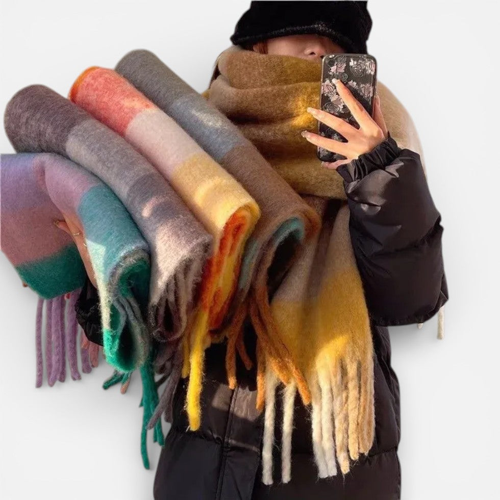 Women's scarf with check pattern and fringes