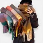 Women's scarf with check pattern and fringes