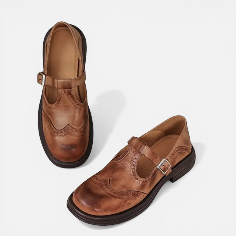 Damesko med rem og hulmønster