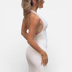 Langes Spitzenkleid mit Neckholder und ausgestelltem Saum