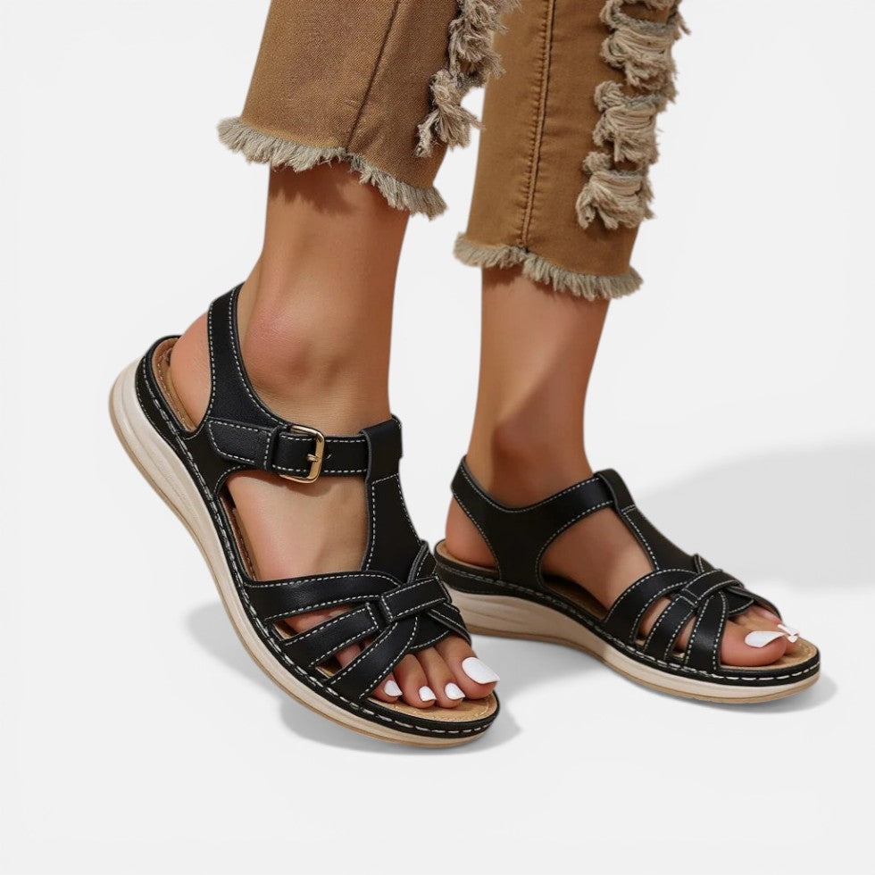 Damesandaler med justerbare stropper og flad sål