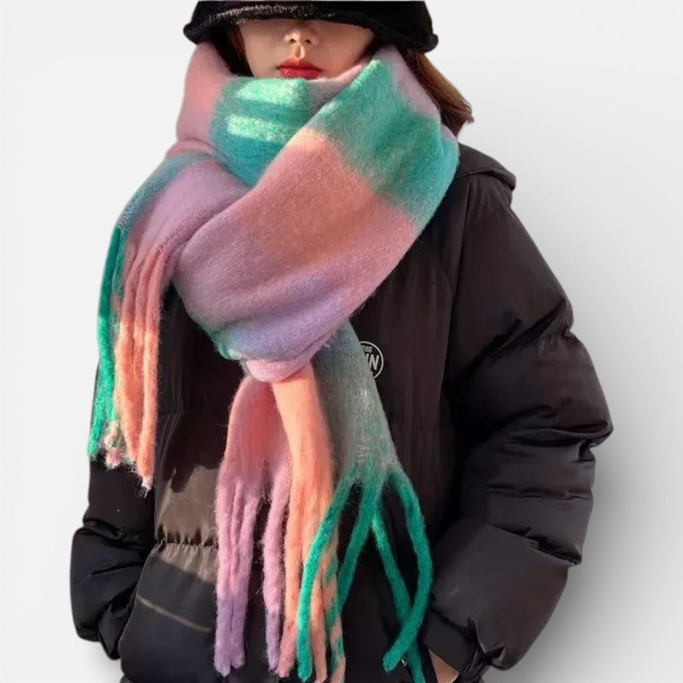 Women's scarf with check pattern and fringes