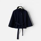 Cape Jacke mit Bindegürtel und Stehkragen