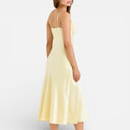 Satiniertes Midikleid mit Spitzenbesatz und Spaghettiträgern