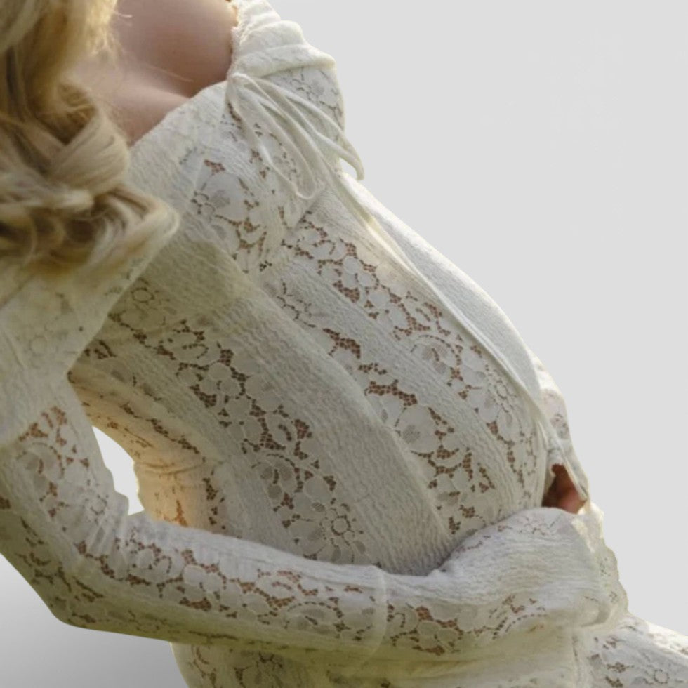 Ventekjole med off shoulder-snit og lange blondeærmer