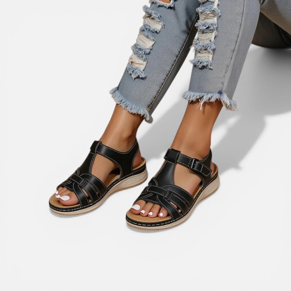 Damesandaler med justerbare stropper og flad sål