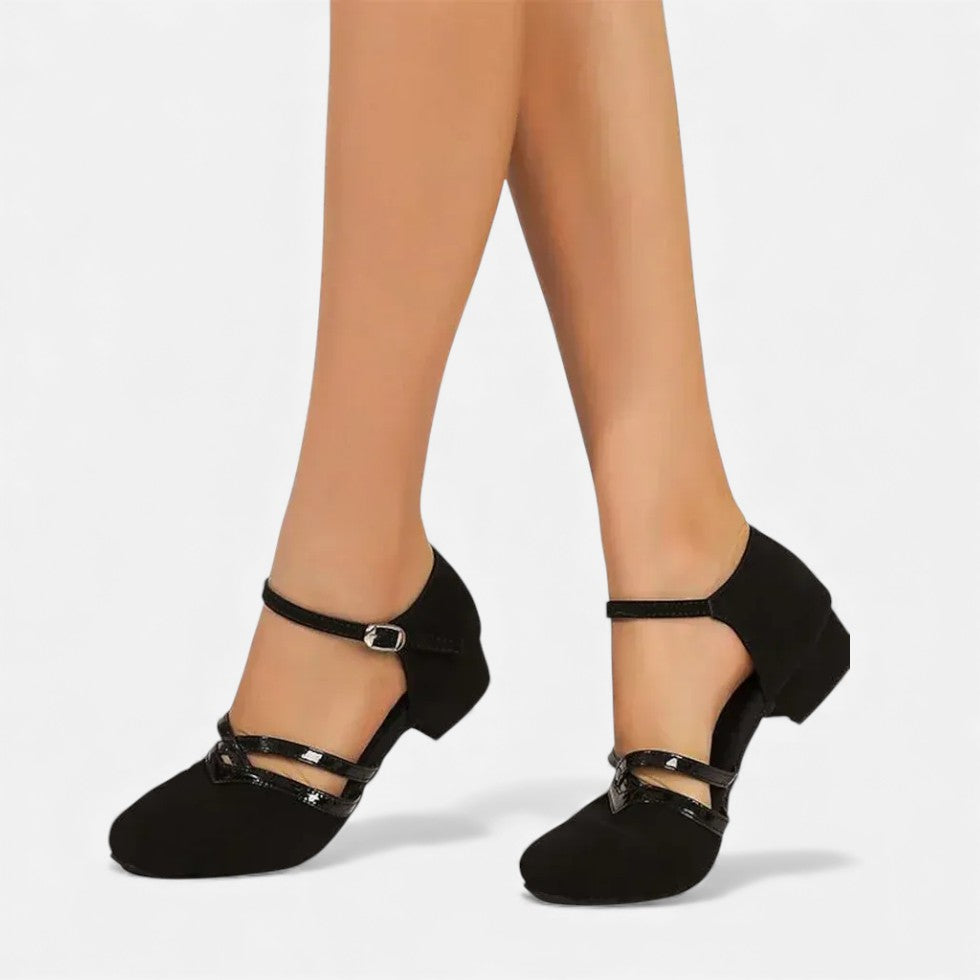 Women's strappy shoes with flat heel