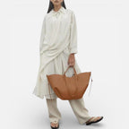 Stor damehåndtaske med brede sider og skulderremme