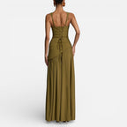Langes Kleid mit asymmetrischem Oberteil und Schlitz