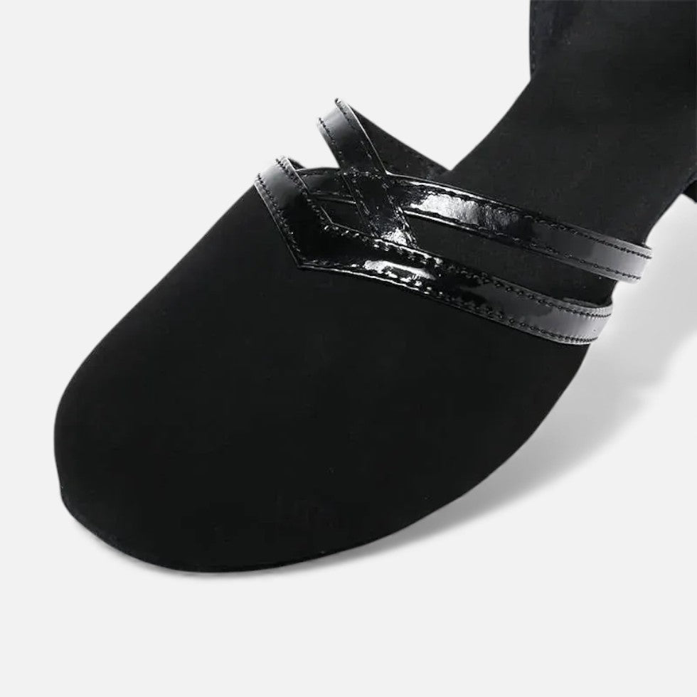 Women's strappy shoes with flat heel