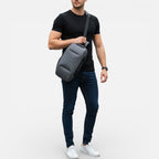 Kompakte Umhängetasche mit Einzelfach und Schultergurt