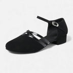 Women's strappy shoes with flat heel