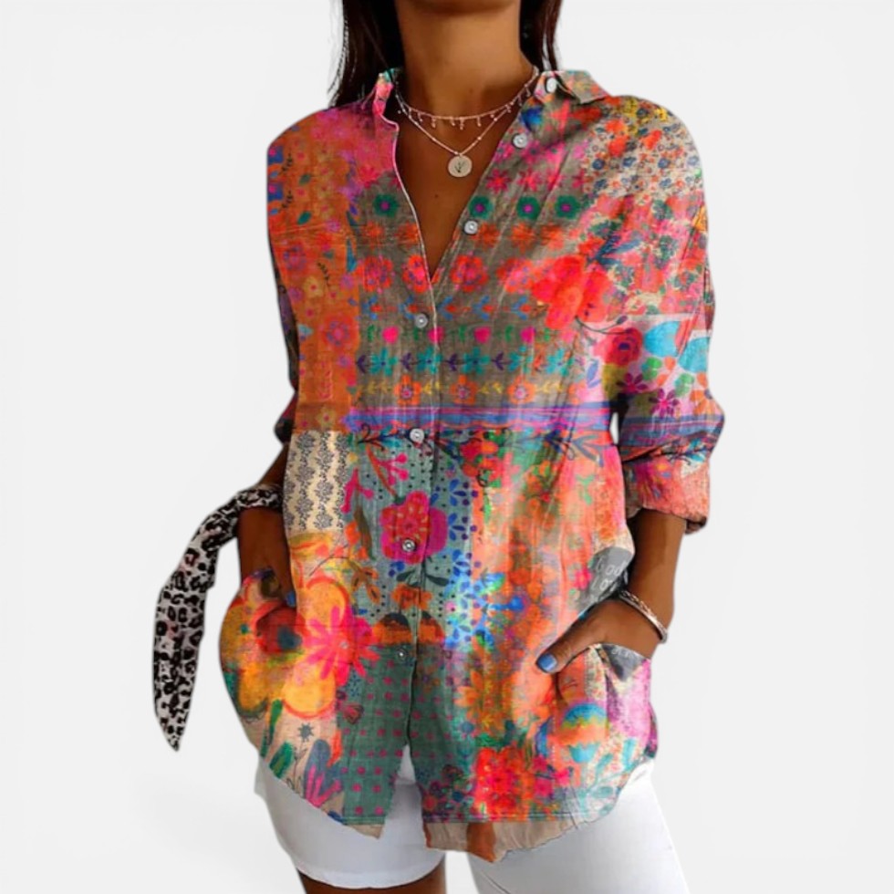 Damebluse med blomstermønster og knaplukning
